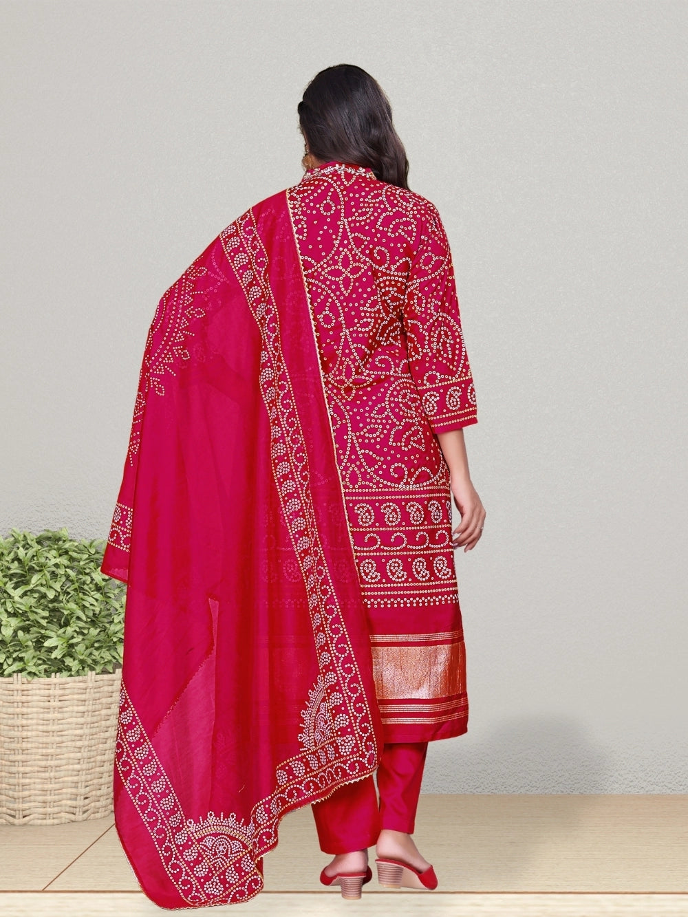 Elegant red kurta set in viscose silk with Bandhani print design